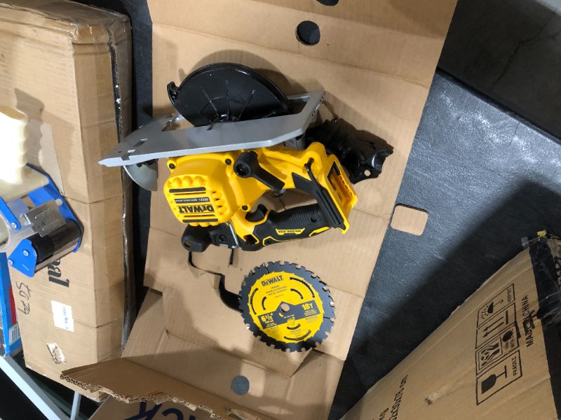 Photo 2 of DEWALT 6-1/2-Inch 20V MAX Circular Saw, Tool Only (DCS391B) , Yellow
