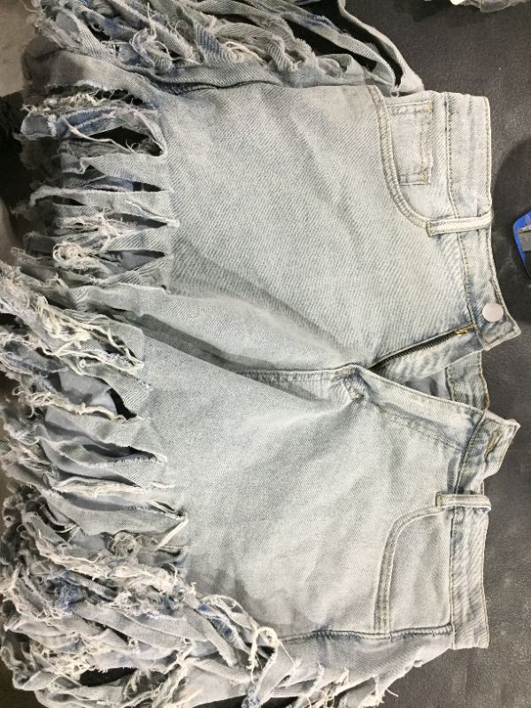 Photo 2 of womens blue ripper jean shorts
size 2xl
BROKEN ZIPPER