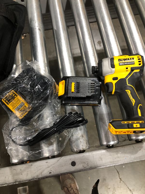 Photo 2 of DeWalt DCF899M1 20V MAX 1/2-inch Drive Cordless Impact Wrench