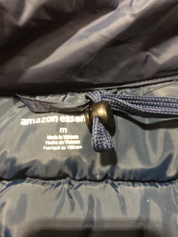 Photo 2 of Amazon Essentials Men's Lightweight Water-Resistant Packable Puffer Jacket Medium
