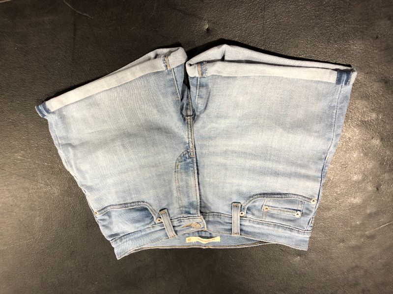 Photo 3 of Levi's Women's Mid Length Shorts size 26 
