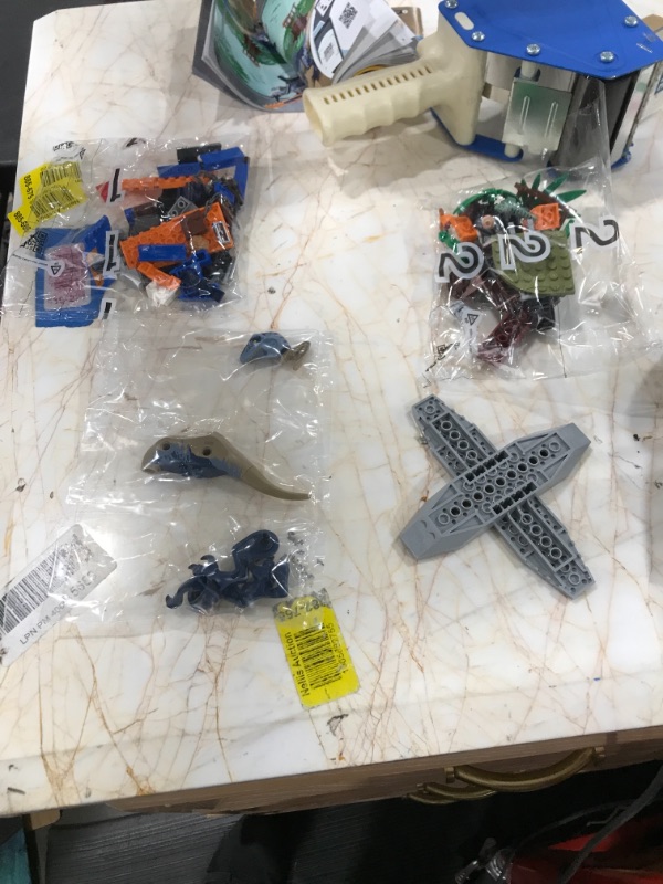 Photo 2 of Jurassic World Velociraptor: Biplane Rescue Mission 75942