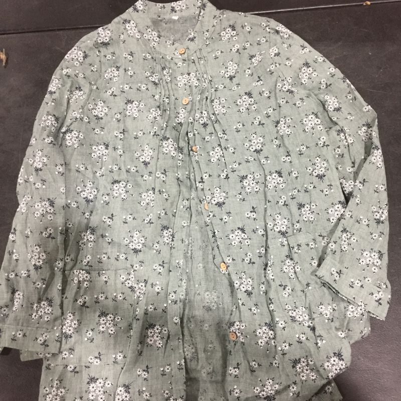 Photo 1 of WOMENS FLORAL SHIRT
SIZE XL