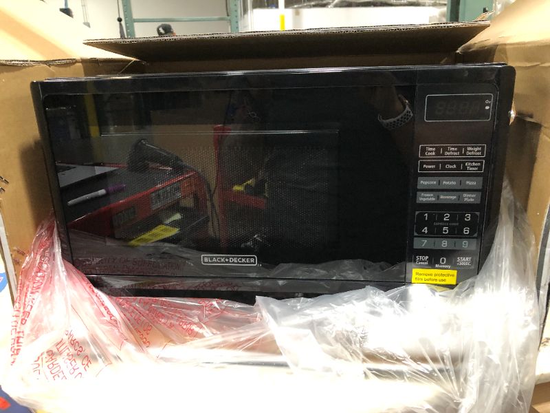 Photo 2 of Black & Decker EM720CFO-PM 0.7 Cu Ft Digital Microwave, Black