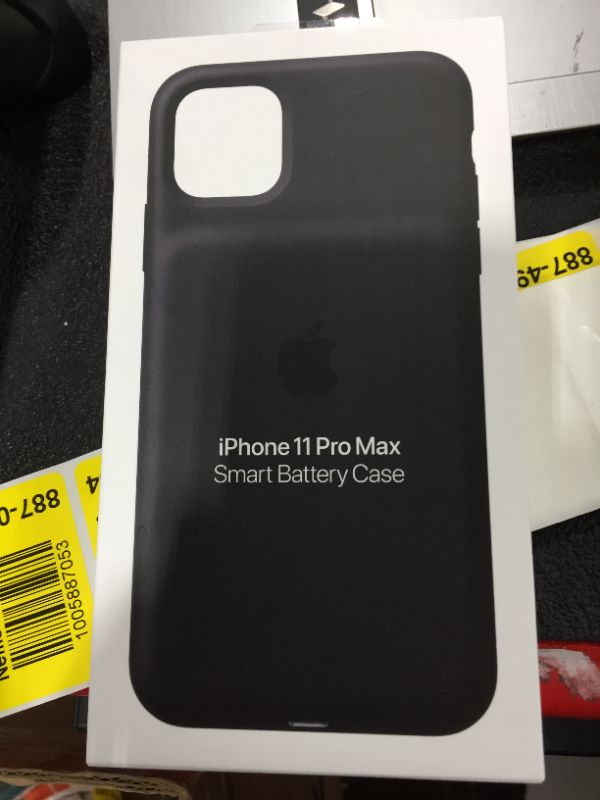 Photo 2 of Apple - iPhone 11 Pro Max Smart Battery Case - Black
