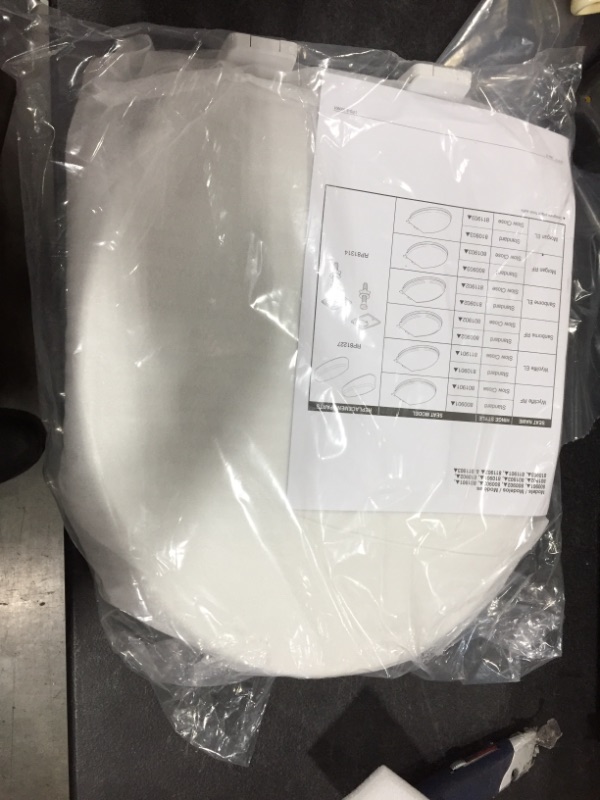 Photo 1 of Delta 801903-WH Round Front Slow-Close Toilet Seat
