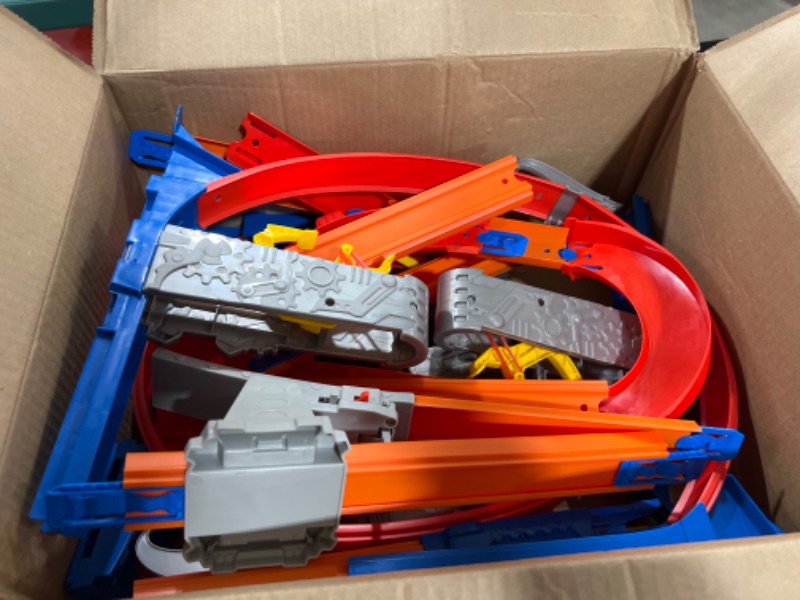 Photo 2 of Hot Wheels Track Builder Total Turbo Takeover Track Set [Amazon Exclusive]
