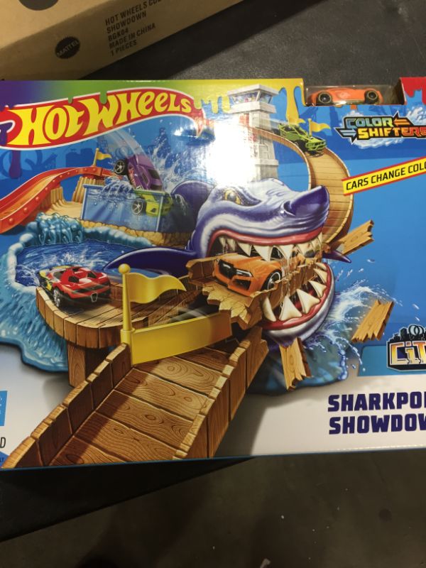 Photo 2 of Hot Wheels Color Shifters Sharkport Showdown [Amazon Exclusive]
