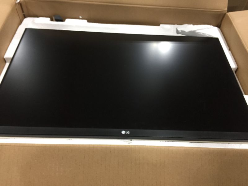 Photo 2 of LG 27UL500-W 27-Inch UHD (3840 x 2160) IPS Monitor with Radeon Freesync Technology and HDR10, White
