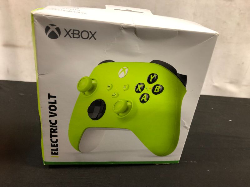 Photo 2 of Xbox Series X|S Wireless Controller

