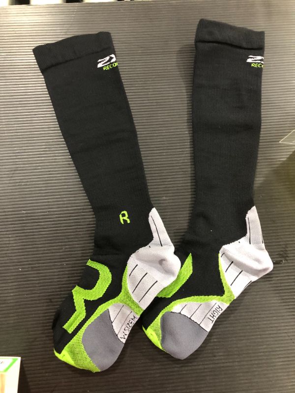 Photo 2 of 2XU Women's Compression Socks

SZ- Medium