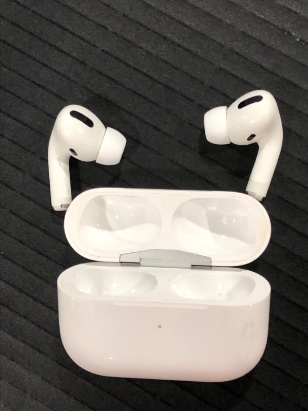 Photo 2 of Apple AirPods Pro
