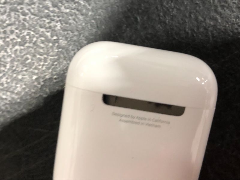 Photo 10 of Apple - AirPods with Charging Case (2nd generation) - White
