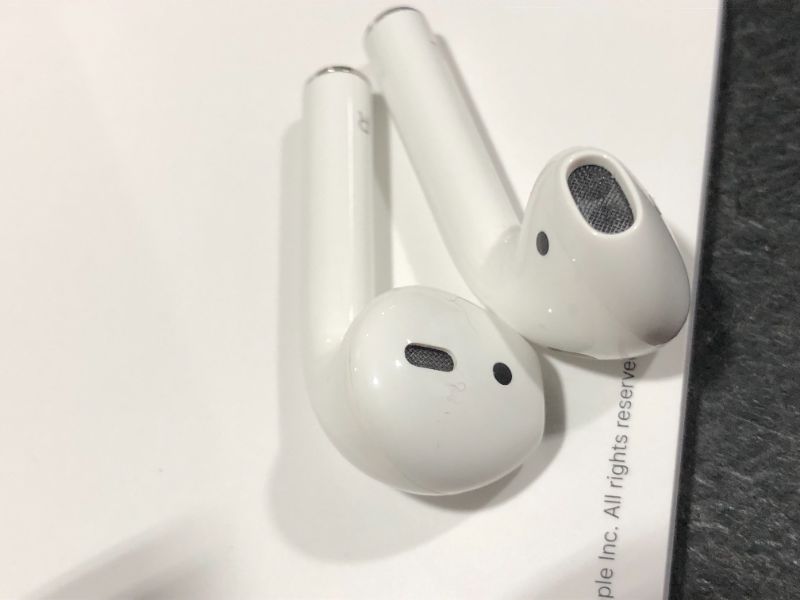 Photo 3 of Apple - AirPods with Charging Case (2nd generation) - White
---Open box---