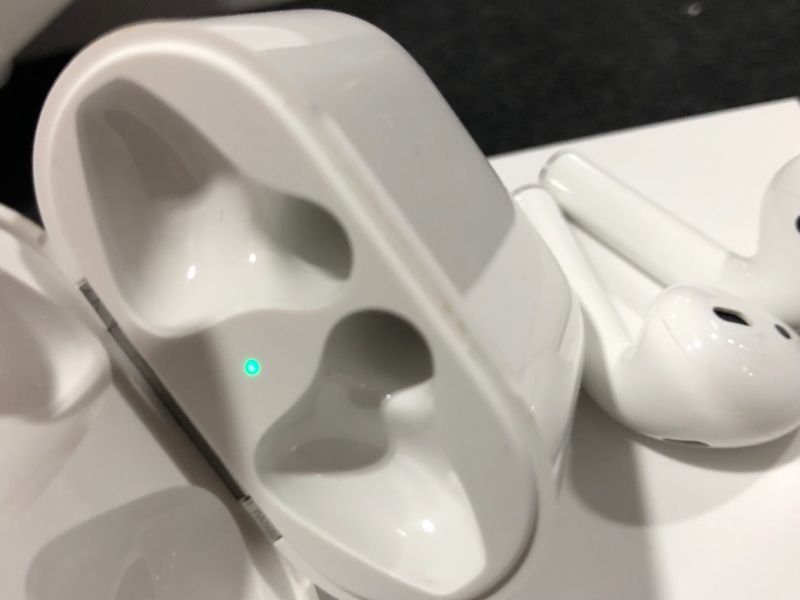 Photo 5 of Apple - AirPods with Charging Case (2nd generation) - White
---Open box---