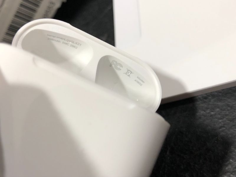 Photo 6 of Apple - AirPods with Charging Case (2nd generation) - White
---Open box---