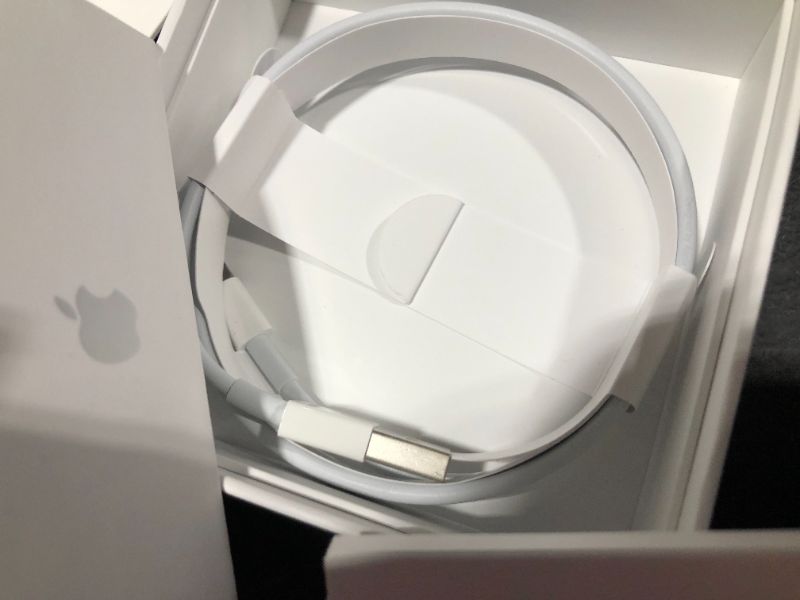 Photo 9 of Apple - AirPods with Charging Case (2nd generation) - White
---Open box---