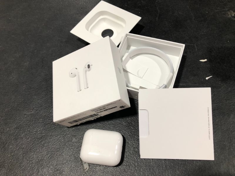 Photo 11 of Apple - AirPods with Charging Case (2nd generation) - White
---Open box---