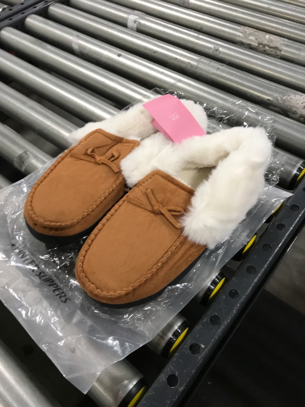 Photo 1 of Women's Faux Fur Slippers Size 8.5