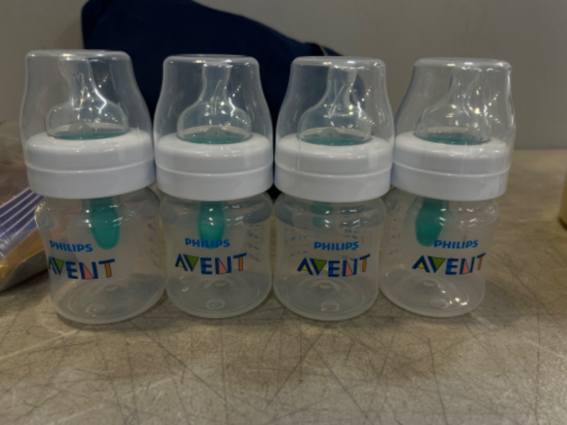 Photo 2 of Philips AVENT Anti-Colic Baby Bottles with AirFree Vent, 4oz, 4pk, Clear, SCY701/04
