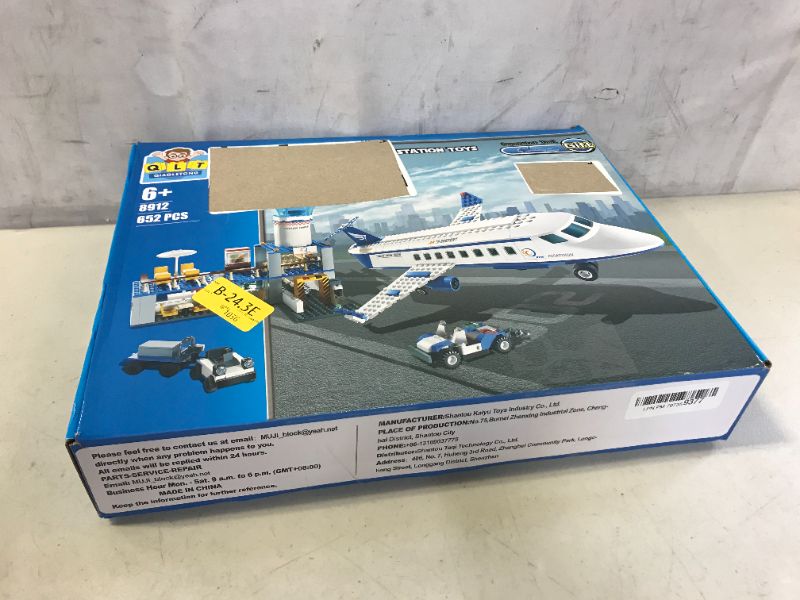 Photo 2 of City Airplane Station Building Kits Toys,STEM Building Sets for Kids, with Helicopter / Airport / Passenger / Lorry Truck / Car, Best Gift for 6-12 Boys Girls (652 Pieces) MINOR DAMAGES TO PACKAGING 
