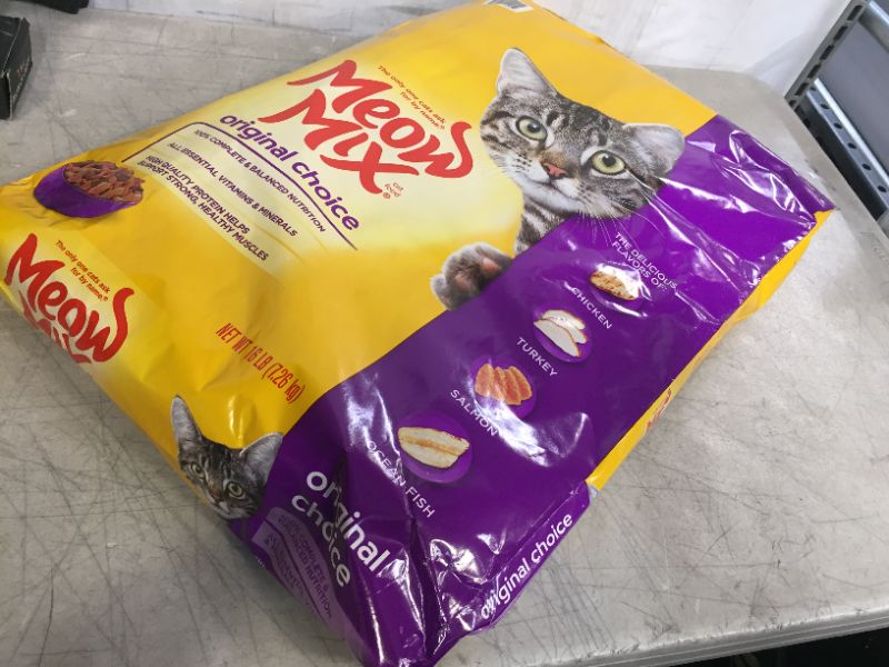 Photo 2 of Meow Mix Original Choice Dry Cat Food, 16 Pounds exp 04-2022
