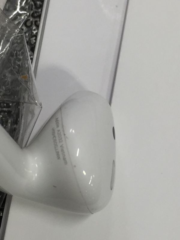 Photo 6 of Apple AirPods (2nd Generation)
