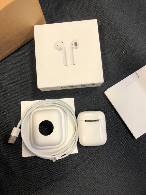 Photo 4 of Apple AirPods (2nd Generation)
