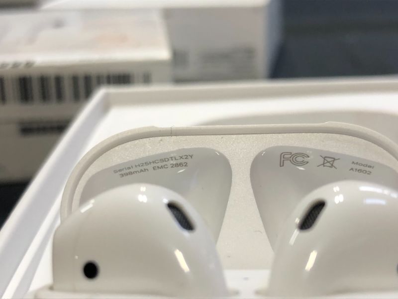 Photo 2 of Apple AirPods (2nd Generation)
