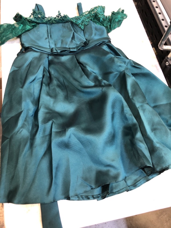 Photo 2 of YOUNG GIRLS GREEN DRESS, SIZE UNKNOWN 
POSSIBLY FIT 10-12