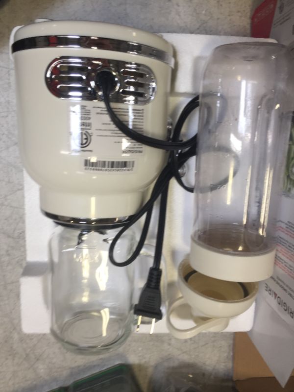 Photo 2 of FRIGIDAIRE ESMM100-CREAM 300-Watt Retro Smoothie Maker, Cream
