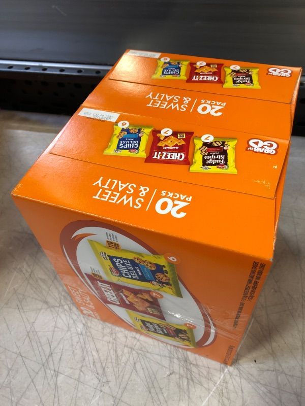 Photo 1 of Cheez-It Keebler Fudge Stripes Chip Deluxe, Sweet Salty Variety Snack Box, 1 oz, 20 Count 2 PACK BEST BY 10/2021
