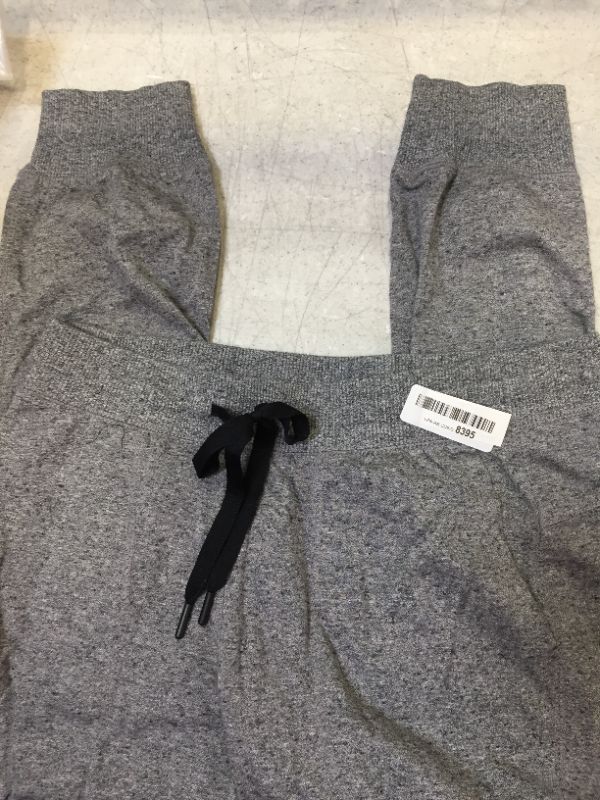 Photo 2 of Amazon Essentials Women's Relaxed-Fit Studio Terry Capri Jogger Pant size extra small 
