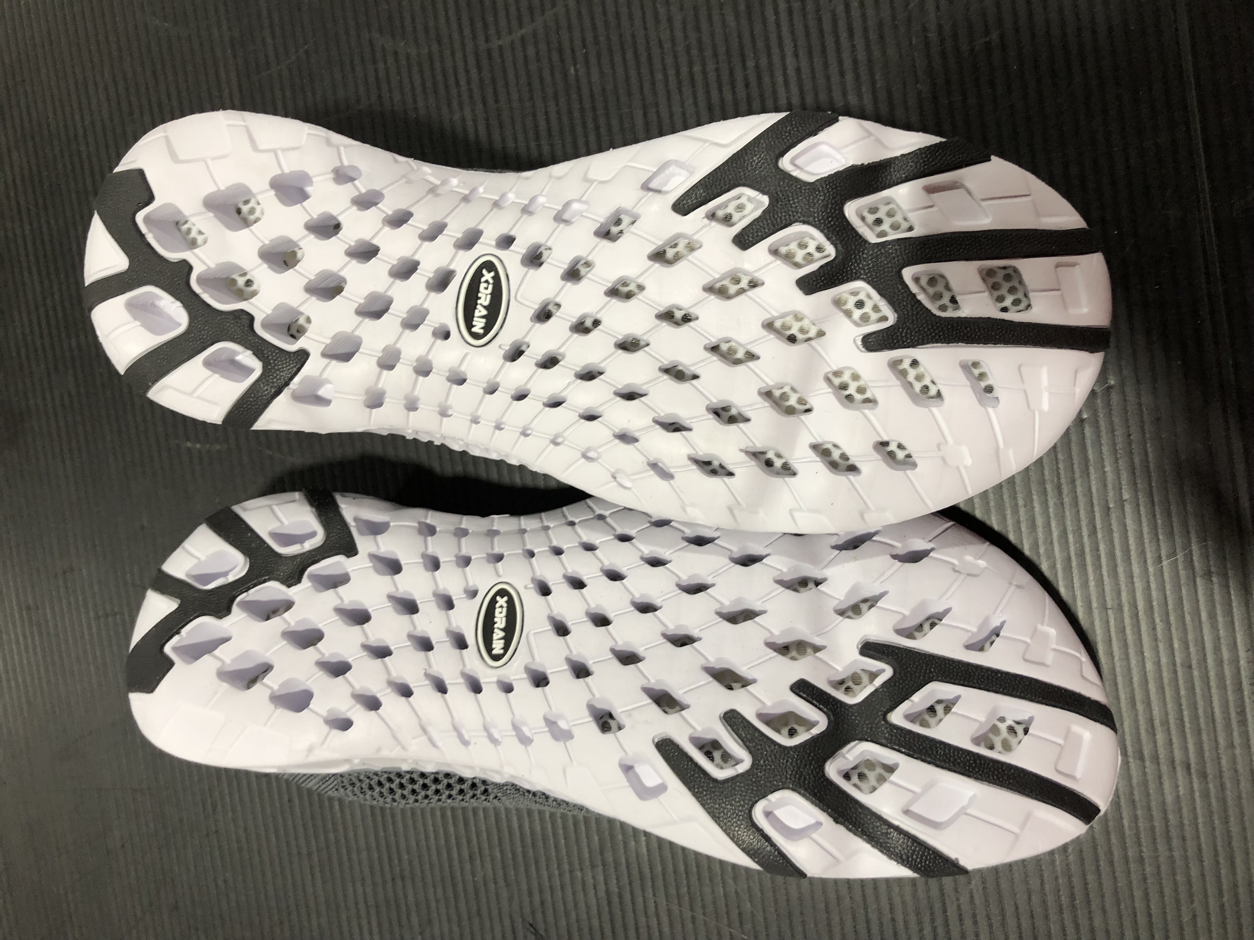 Photo 2 of  Men's Xdrain Water Shoes 8.5
