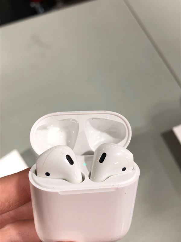 Photo 2 of AirPods (2nd generation)