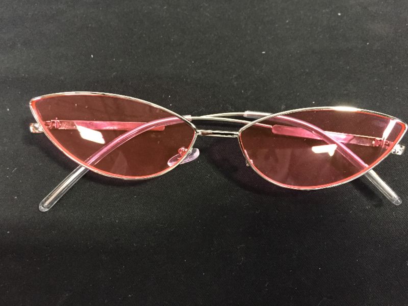 Photo 4 of FEISEDY Fashion Designer Sunglasses Retro Small Petals Shape Arc Temple Design B2298 ( Pink )
