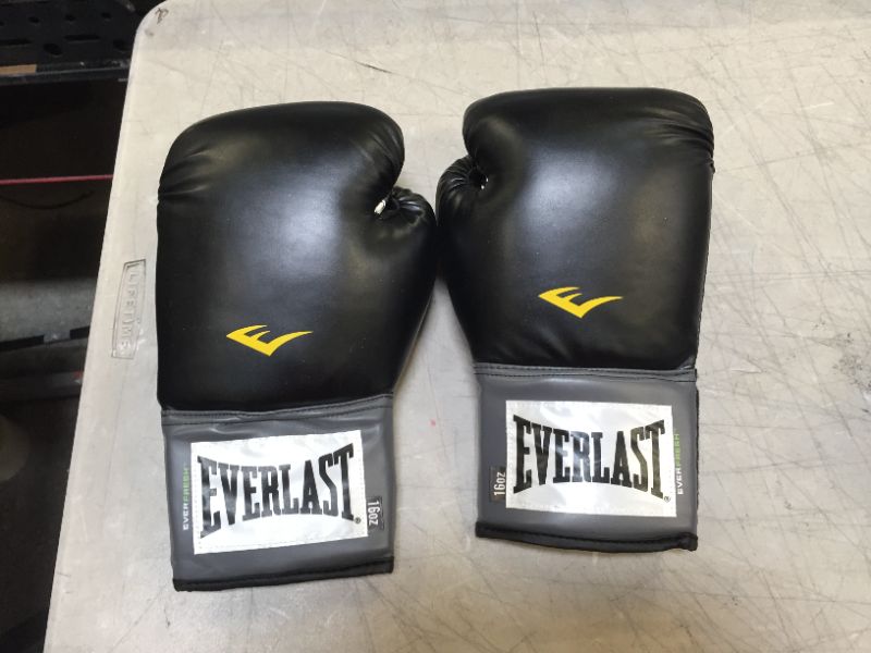 Photo 2 of Everlast 16 Oz Boxing Glove Black