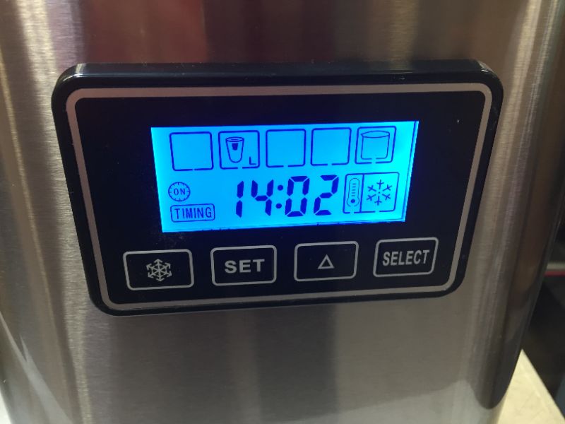 Photo 2 of BLACK+DECKER ICE MAKER 26 POUNDS 
