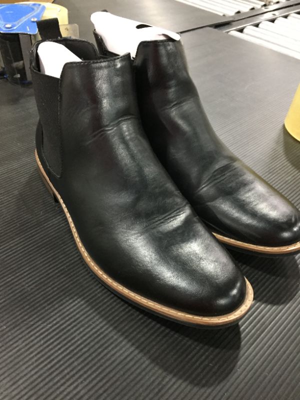 Photo 1 of AMAZON ESSENTIALS CHELSEA BOOTS, BLACK. SIZE 9 