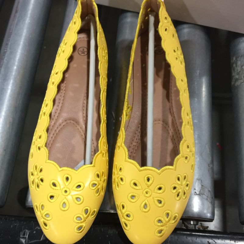 Photo 1 of WOMENS YELLOW FLATS
SIZE 5