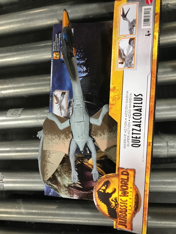 Photo 2 of ?Jurassic World Dominion Massive Action Quetzalcoatlus Dinosaur Action Figure with Attack Movement, Toy Gift with Physical and Digital Play
