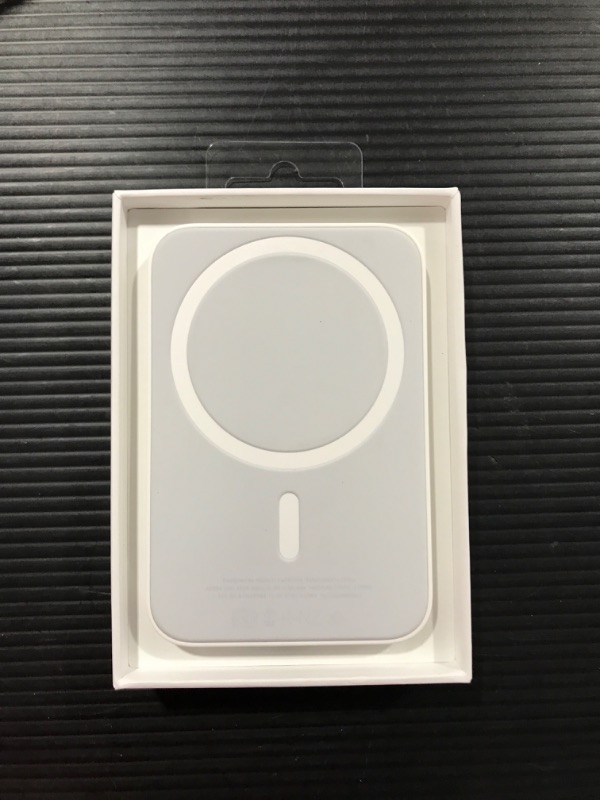 Photo 4 of Apple MagSafe Battery Pack [White]