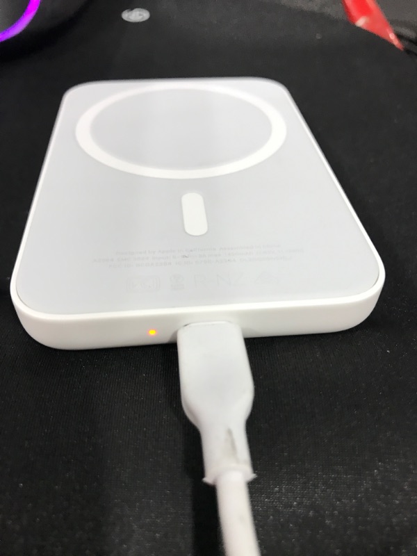Photo 7 of Apple MagSafe Battery Pack [White]