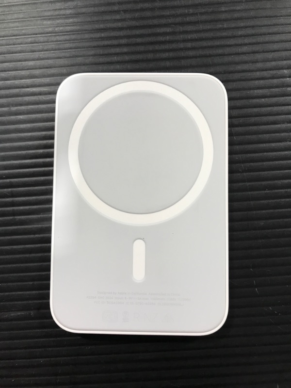 Photo 6 of Apple MagSafe Battery Pack [White]