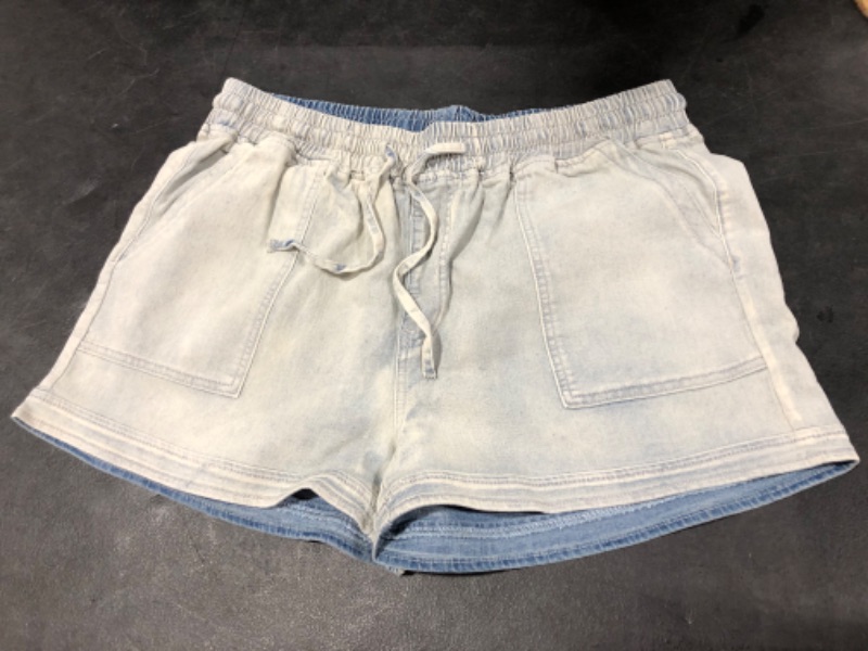 Photo 1 of WOMEN'S SHORTS
XXL