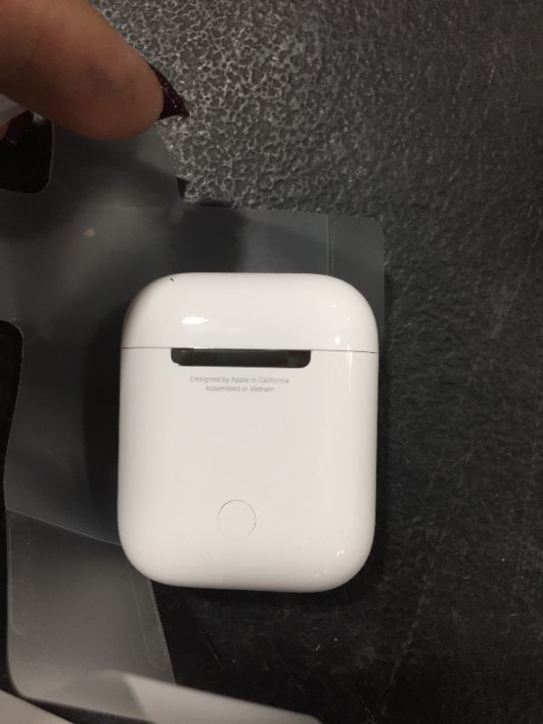 Photo 4 of Apple AirPods (2nd Generation)
