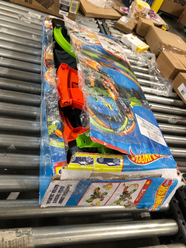 Photo 2 of Hot Wheels Colossal Crash Track Set
