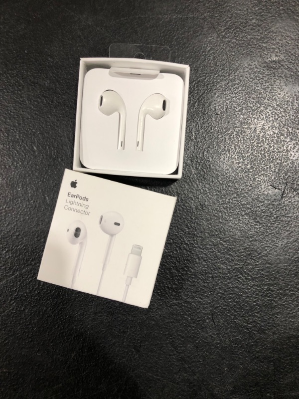 Photo 2 of Apple EarPods with Lightning Connector - White
