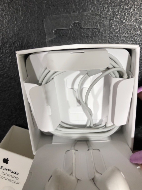 Photo 3 of Apple EarPods with Lightning Connector - White
