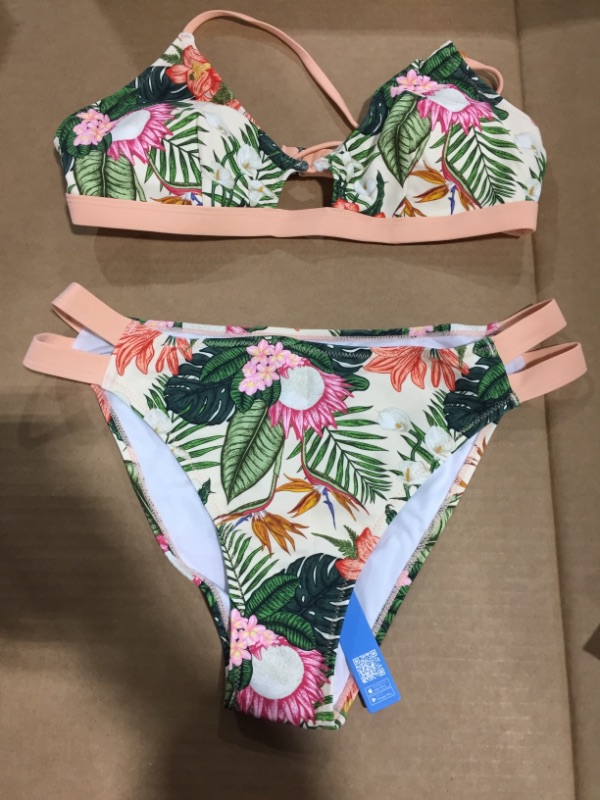 Photo 2 of CUPSHE Carolyn Leafy And Floral Crisscross Strappy Bikini (M)
